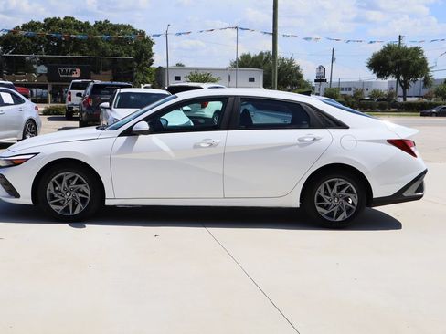 Used 2024 Hyundai Elantra SEL FWD image 6