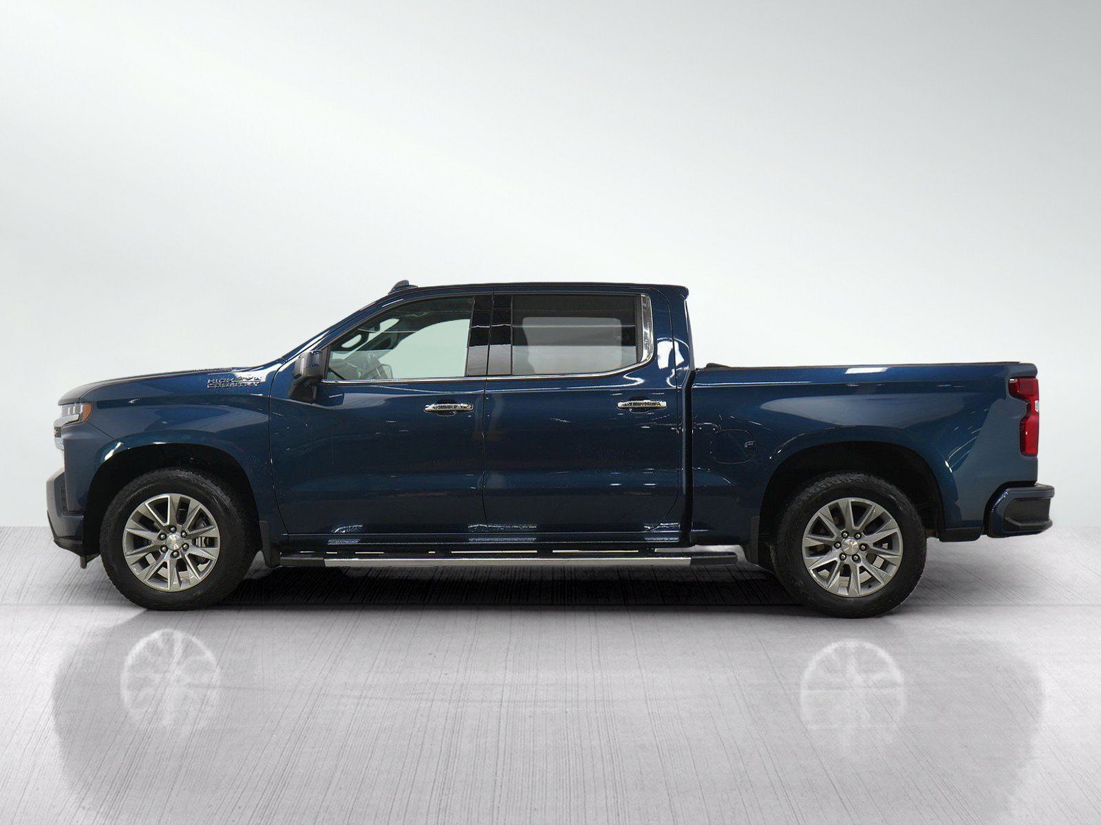 Used 2022 Chevrolet Silverado 1500 High Country w/ Safety Package II AWD/4WD image 2