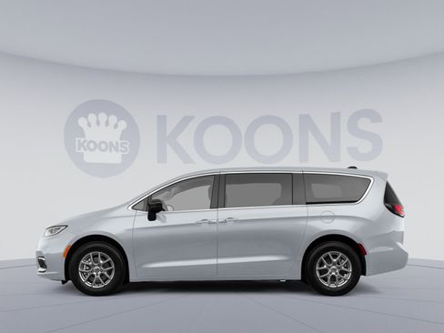Used 2024 Chrysler Pacifica Limited FWD image 2