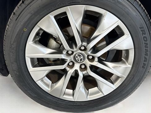 Used 2025 Toyota RAV4 XLE AWD/4WD image 30