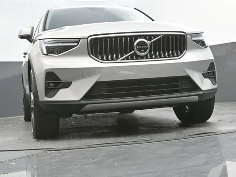 Certified 2025 Volvo XC40 B5 Plus image 24