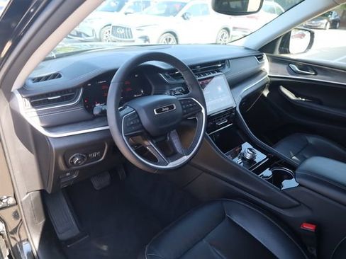 Used 2023 Jeep Grand Cherokee Limited w/ Black Appearance Package AWD/4WD image 9