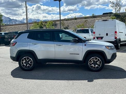 Certified 2025 Jeep Compass Trailhawk AWD/4WD image 7