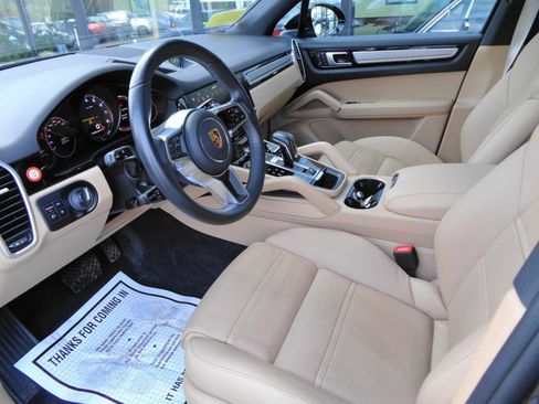 Used 2022 Porsche Cayenne Platinum Edition image 10