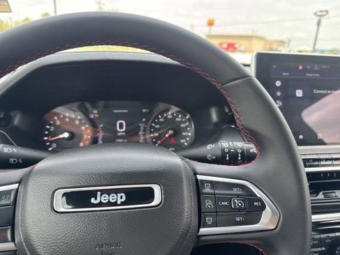 Used 2025 Jeep Compass Trailhawk AWD/4WD image 14