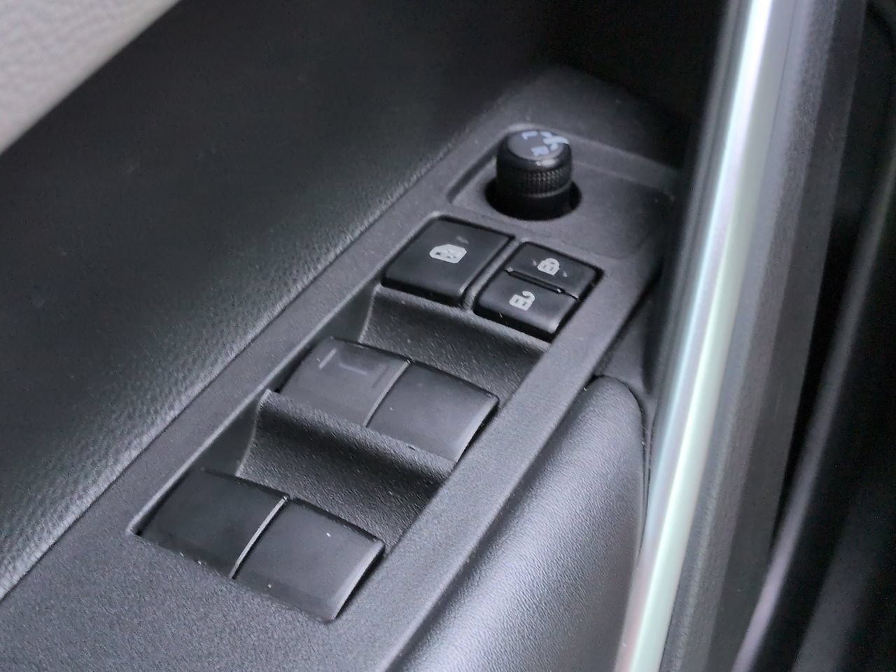 Used 2022 Toyota Corolla Cross LE w/ Moonroof Package FWD image 22