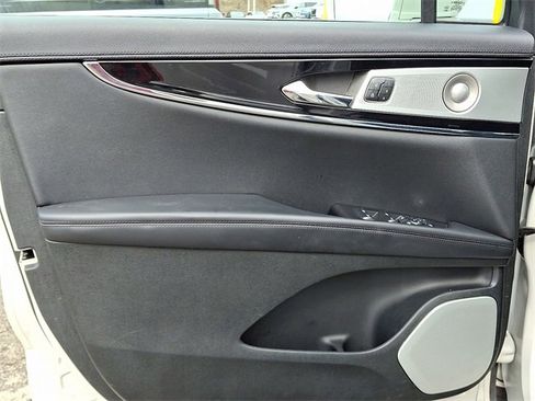 Used 2023 Lincoln Nautilus Reserve w/ Equipment Group 202A image 12