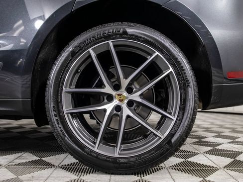 Used 2025 Porsche Macan AWD/4WD image 41