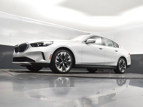 Certified 2025 BMW 530i xDrive w/ Premium Package image 38