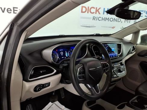 Used 2022 Chrysler Pacifica Touring-L FWD image 12