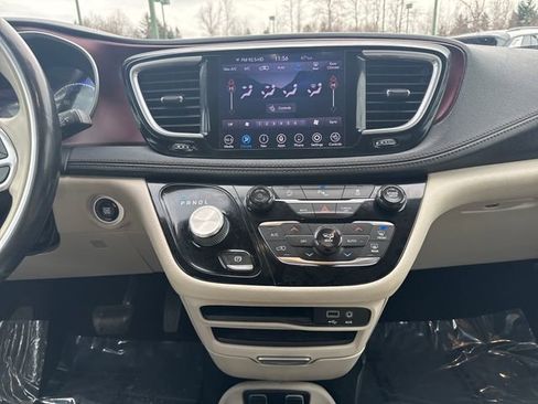 Used 2019 Chrysler Pacifica Limited image 18