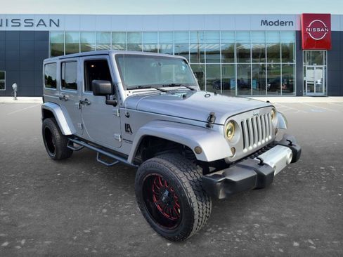 Used 2016 Jeep Wrangler Unlimited Sahara w/ Connectivity Group AWD/4WD image 3