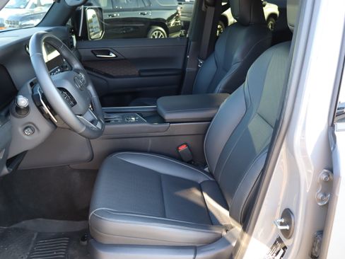 Used 2025 Lexus GX 550 w/ Accessory Package (2T) AWD/4WD image 19