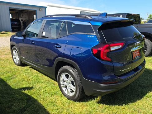 Used 2022 GMC Terrain SLE w/ Driver Convenience Package FWD image 4