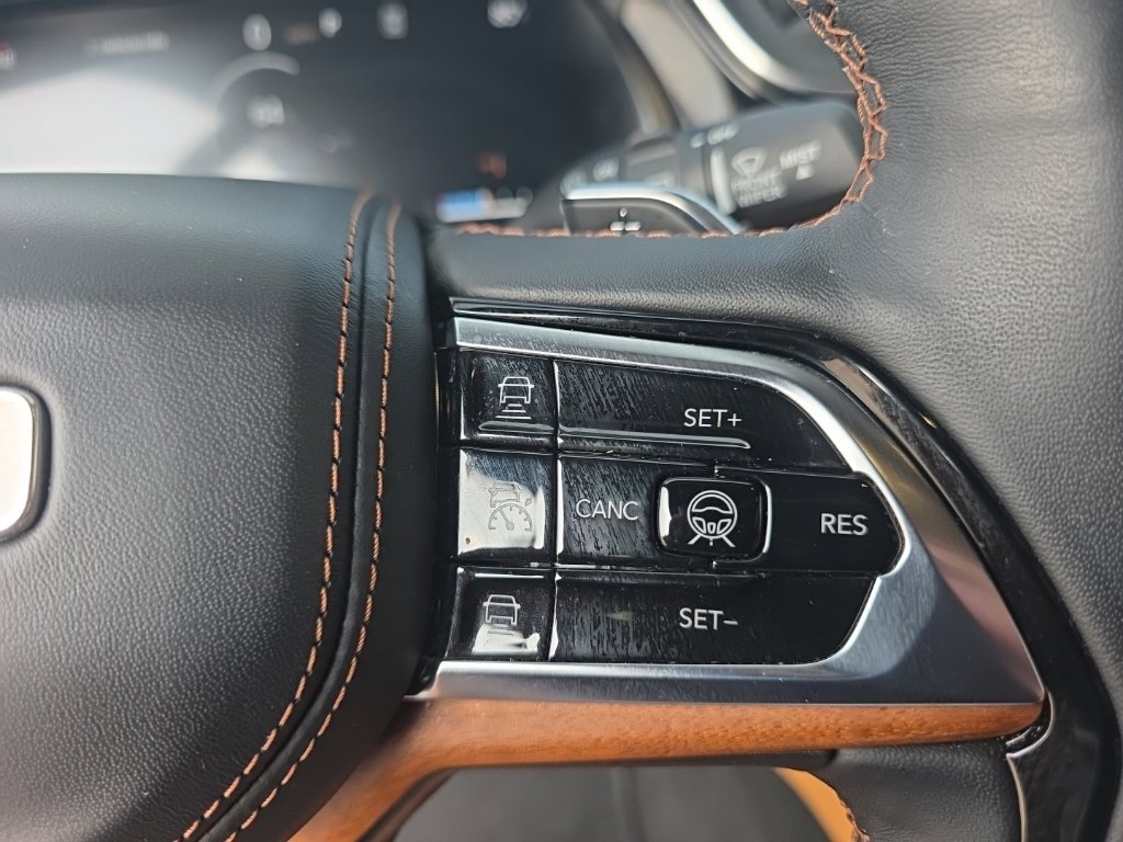 Used 2023 Jeep Grand Cherokee L Summit AWD/4WD image 21