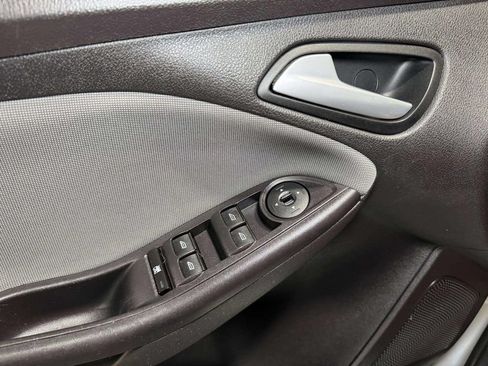 Used 2013 Ford Focus SE w/ SE Winter Pkg FWD image 9
