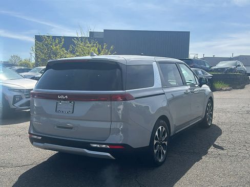 Used 2024 Kia Carnival EX FWD image 6
