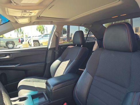 Used 2017 Toyota Camry SE w/ Moonroof Package FWD image 21