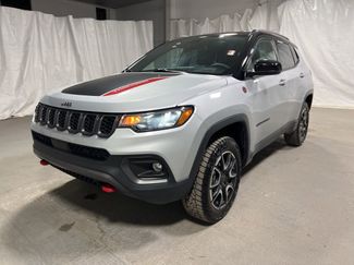 Used 2025 Jeep Compass Trailhawk video 3