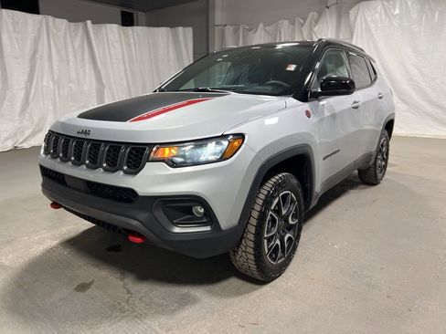 Used 2025 Jeep Compass Trailhawk image 3