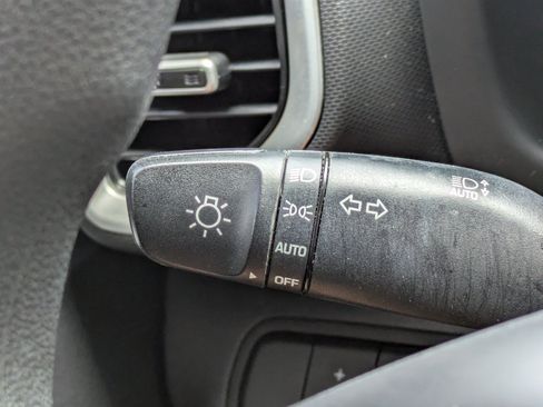 Used 2024 Hyundai Venue SE FWD image 24