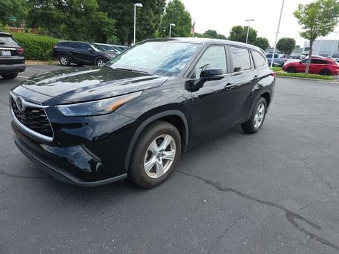 Used 2023 Toyota Highlander L FWD image 4