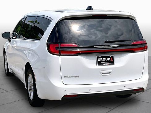 Used 2023 Chrysler Pacifica Touring-L FWD image 21