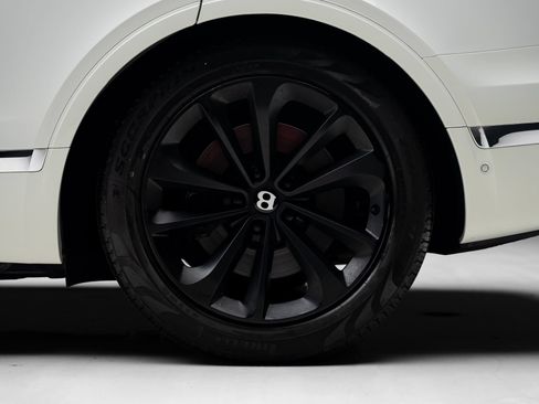 Used 2018 Bentley Bentayga AWD/4WD image 21