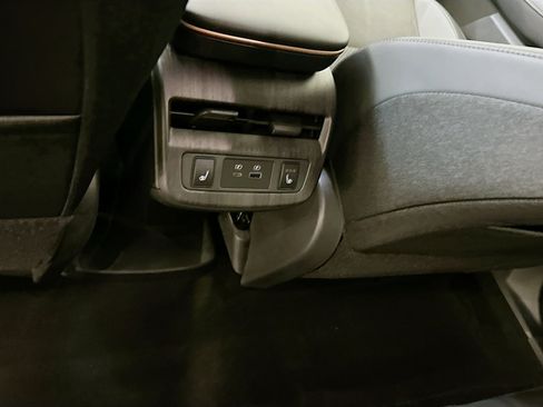 Used 2024 Nissan Ariya AWD image 28