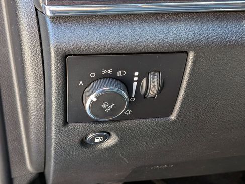 Used 2019 Jeep Grand Cherokee Overland AWD/4WD image 16