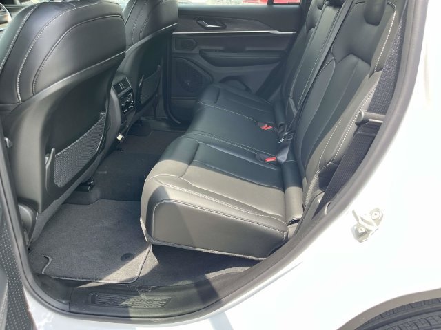 New 2026 Jeep Grand Cherokee Limited w/ Limited Altitude Package AWD/4WD image 16