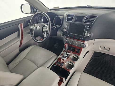 Used 2012 Toyota Highlander Limited w/ Tow Pkg FWD image 11