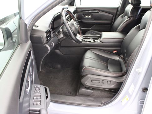 Used 2025 Honda Pilot TrailSport image 14