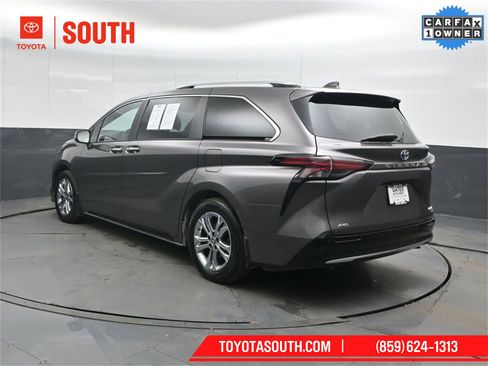 Used 2024 Toyota Sienna Platinum image 8