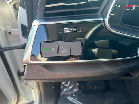 Used 2022 Audi Q8 Premium AWD/4WD image 6
