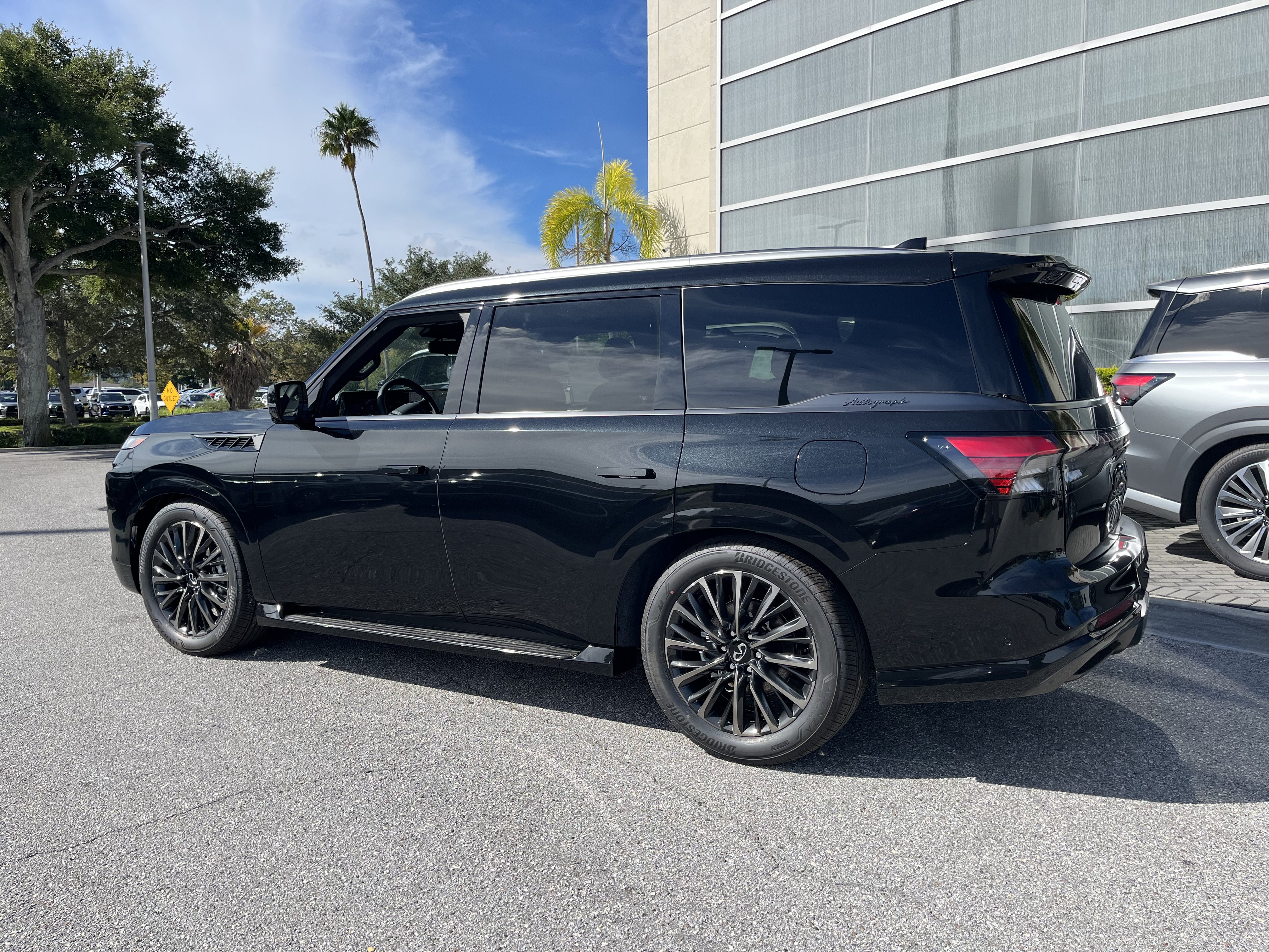 New 2027 INFINITI QX80 Autograph w/ Premium Cargo Package AWD/4WD image 3