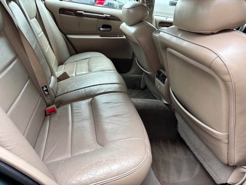 Used 2001 Lincoln Town Car Signature RWD image 3