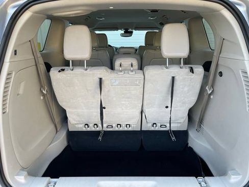 Used 2021 Chrysler Pacifica Touring-L FWD image 27
