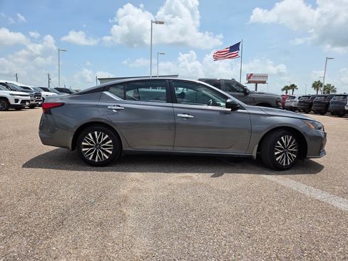 Used 2024 Nissan Altima 2.5 SV FWD image 9