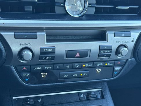 Used 2013 Lexus ES 300h image 26