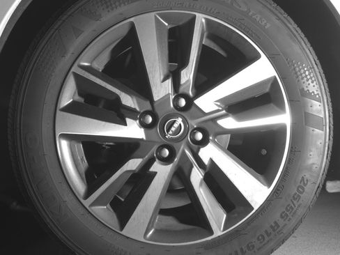 Used 2025 Nissan Versa SV image 12