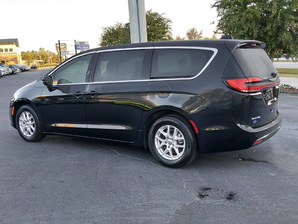 Used 2023 Chrysler Pacifica Touring-L FWD image 6