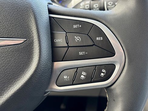 Used 2024 Chrysler Pacifica Touring-L FWD image 33