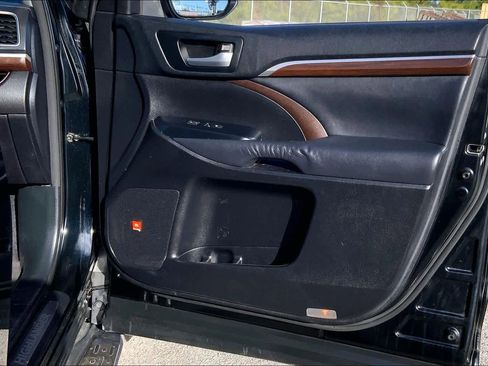 Used 2014 Toyota Highlander Limited Platinum image 21