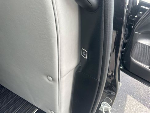 Used 2022 Chrysler Pacifica Touring FWD image 12