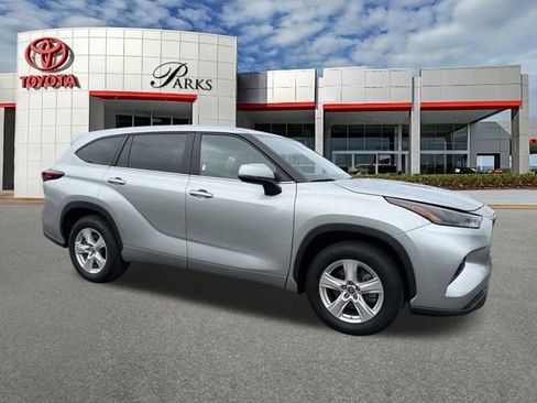 Certified 2025 Toyota Highlander LE FWD image 1