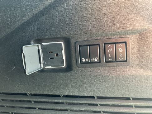 Used 2021 GMC Yukon SLT w/ SLT Premium Package image 33