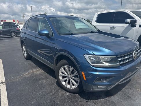 Used 2018 Volkswagen Tiguan SE w/ Panoramic Sunroof Package FWD image 3