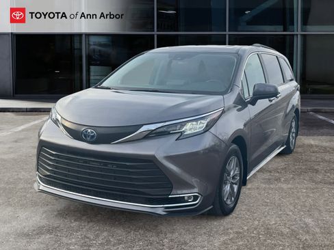 Used 2024 Toyota Sienna XLE image 9