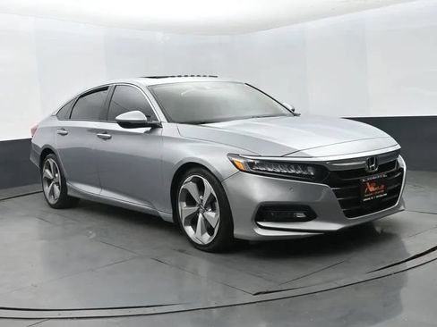 Used 2018 Honda Accord Touring image 2